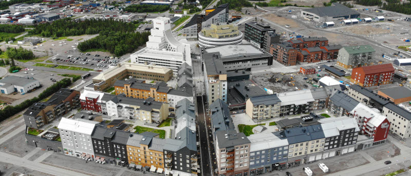 Fotot visar hus fotograferade med drönare. 