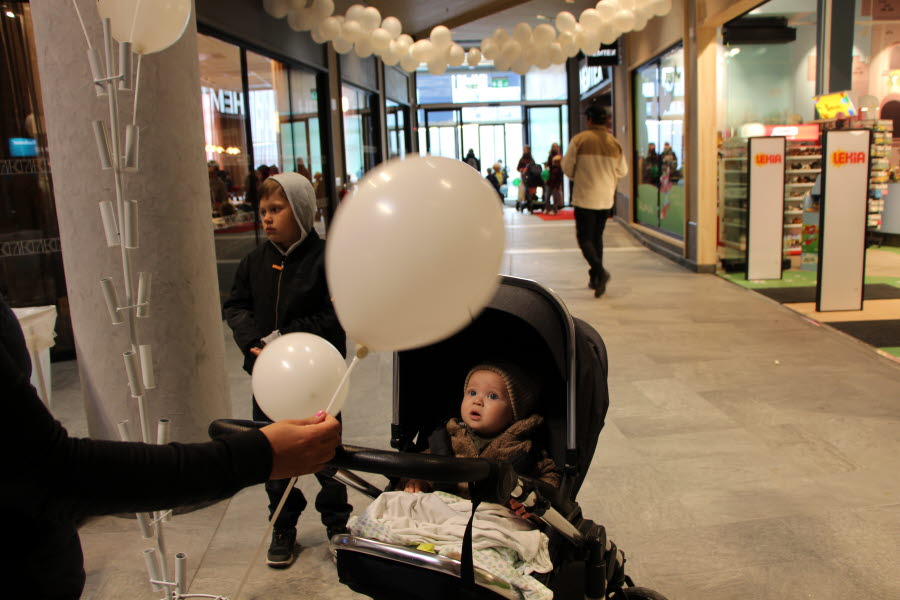 Foto från en utav galleriorna med barn som håller i ballonger. 