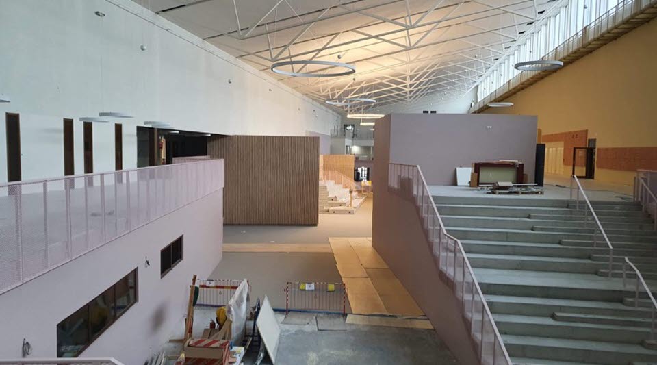 Fotot visar lokaler med en trappa i den nya skolan som just nu byggs. 