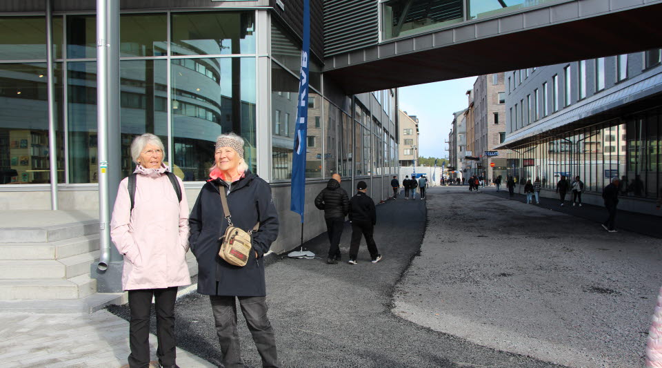 Fotot visar två personer på den nya handelsgatan