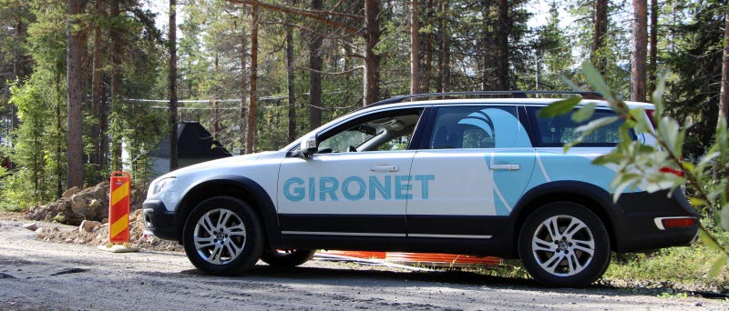 Vit bil med tryckt med Gironets logotyp och ripa 