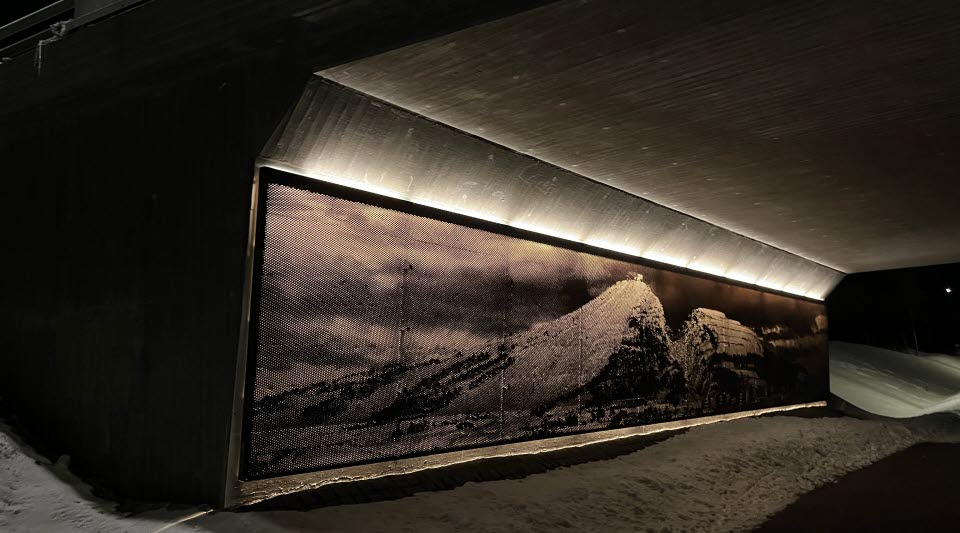 Fotot visar en ljusinstallation i en viadukt där motivet är ett fjäll. 