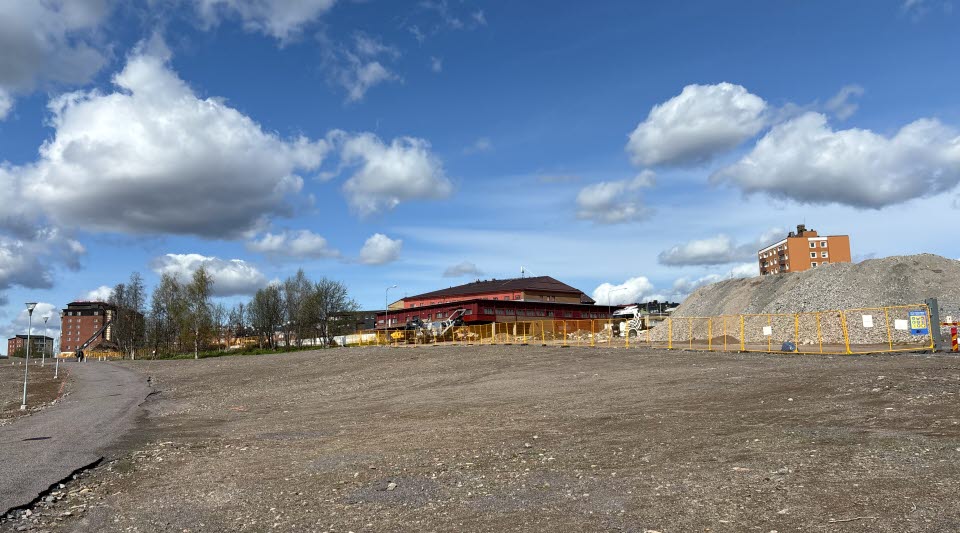 Fotot visar hus som avvecklas bakom stängsel.