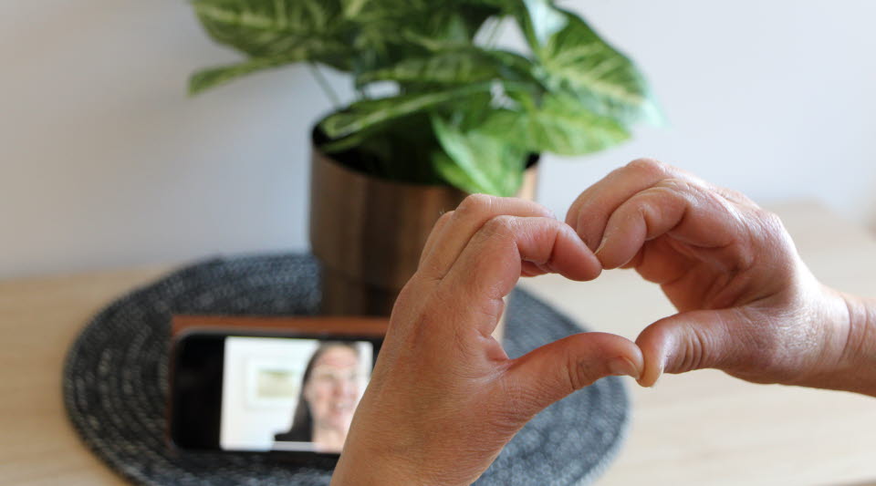 En hand som formar ett hjärta 