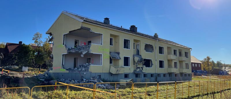Foto av ett hus som håller på att rivas i Kiruna.