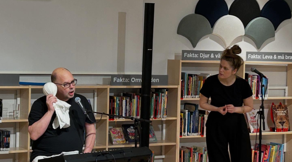 Dan och Mimi på föreställningen på bibliotekets barnavdelning