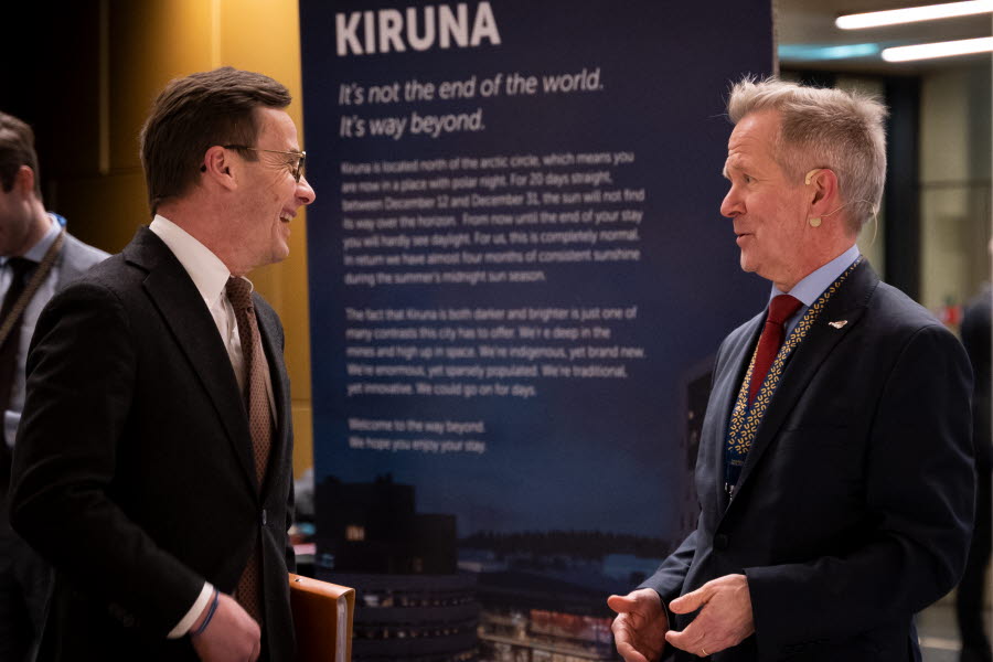 Kiruna kommunalråd Mats Taaveniku i glatt samtal med statsministern Ulf Kristersson. Foto: Johan Ylitalo