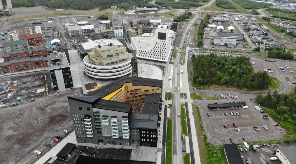Fotot är taget från drönare och visar en stadskärna.