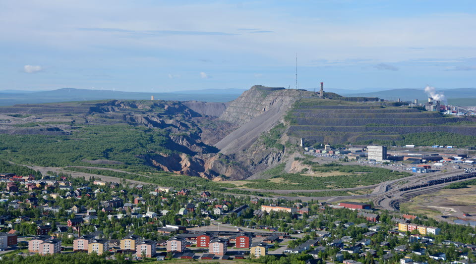 Sommarbild mot gruvan med en del av staden i bild samt blå himmel i bakgrunden.  
