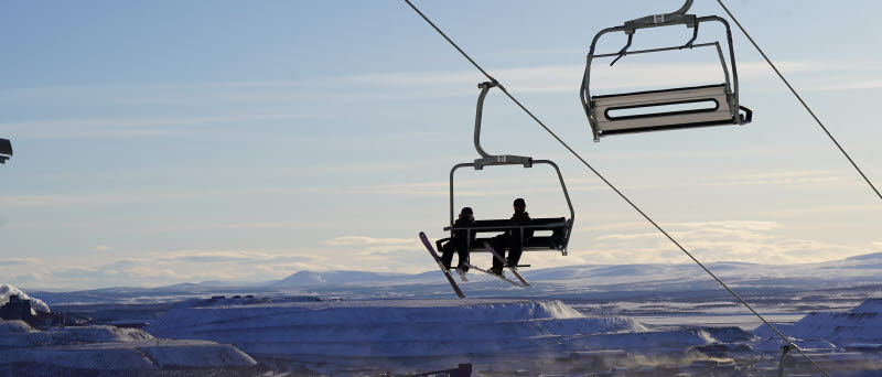 Två barn sittandes i en skidlift