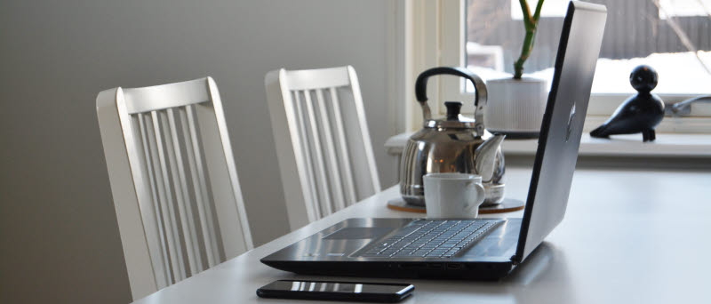 Kaffe och en laptop på hemmakontoret