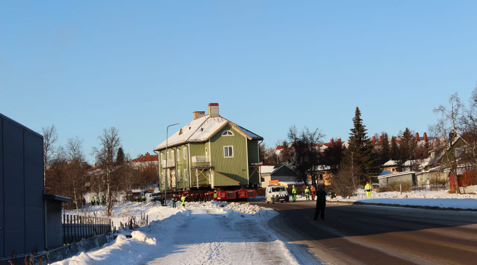 16-manna under flytt.