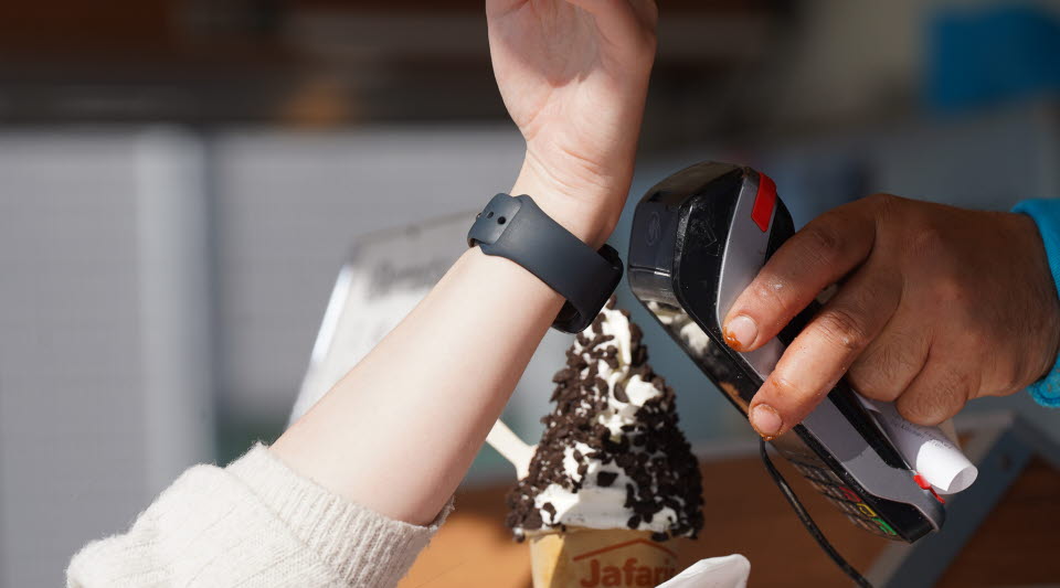 Bild på en smartklocka som man kan betala med