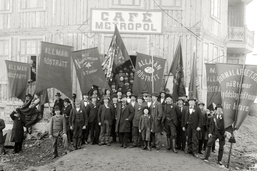 Samling till demonstrationsmöte den 1:a maj 1909 utanför Folkets Hus, Kiruna. Lars Jansson står i mitten längst fram i bilden. Foto: Borg Mesch