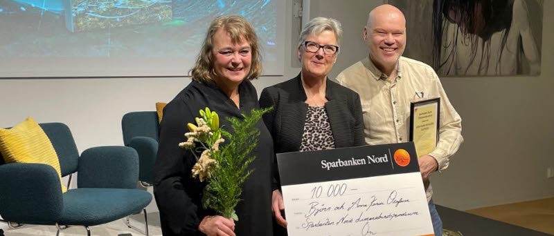 Författarparet Björn och Anna-Karin Olofsson tar emot litteraturstipendiet från Sparbanken Nord