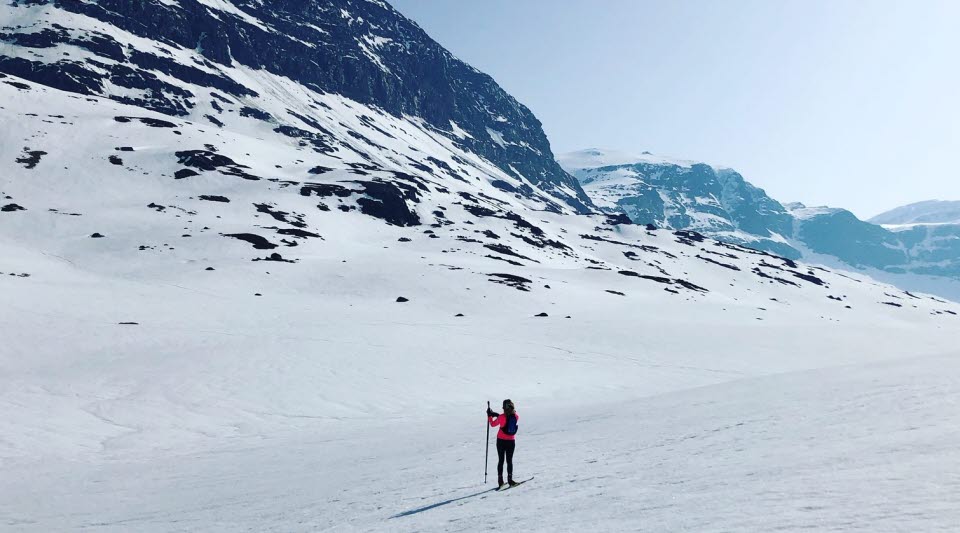 Skidåkare som åker skidor och lapar sol i Kirunas fjällvärld. 