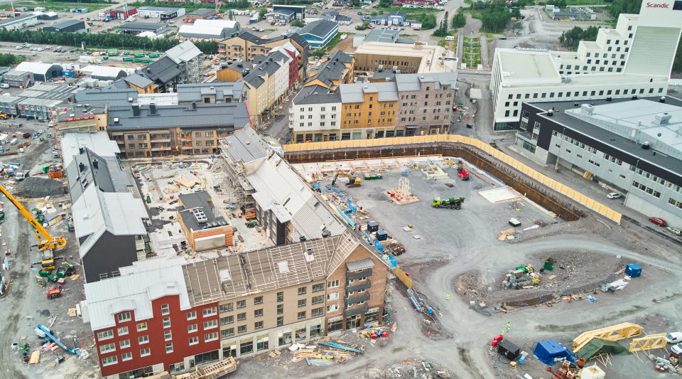 Drönarbild över byggarbetsplatsen där det nya hotellet byggs mellan kulturhuset och Galleria 7.  