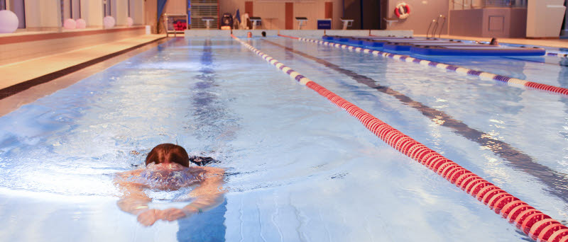 Person som simtränar.
